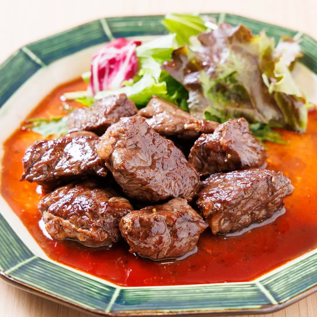 【選べるソースで楽しむ、肉汁たっぷりの一皿🥩】