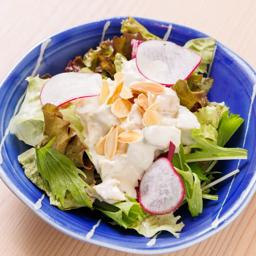【最初のひと皿は、彩り豊かなごちそうサラダ🥗】
