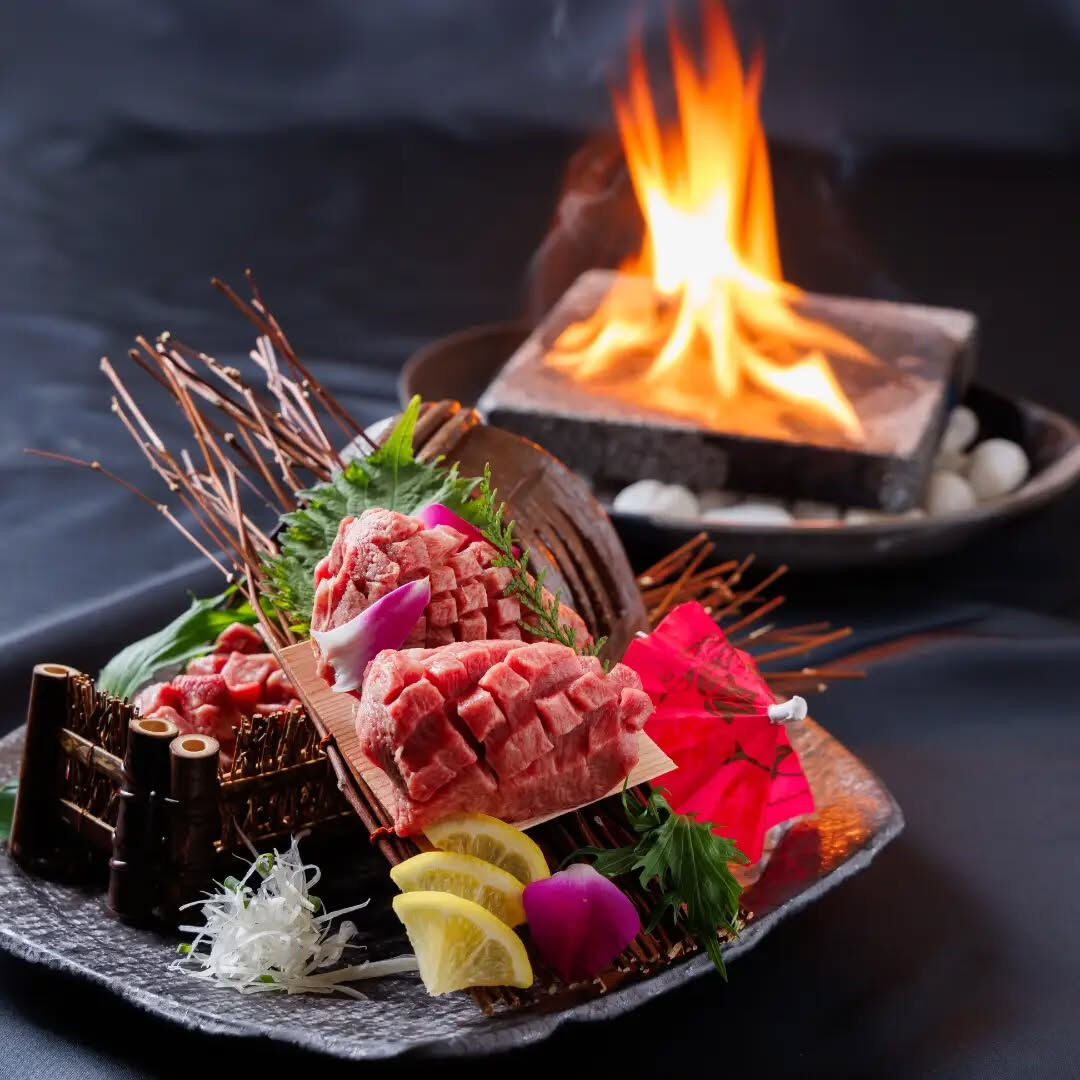 【溶岩プレートで焼き上げる、厚切り牛タンの旨さ🔥】