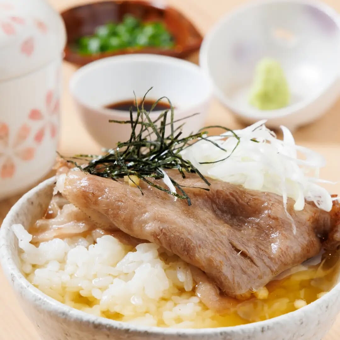 【出汁で味わう、贅沢な和牛茶漬け】