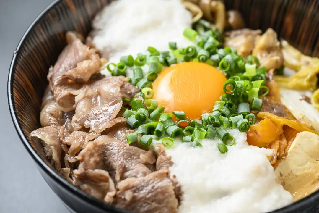 【お昼から贅沢気分✨黒毛和牛『『とろろすき焼き丼』』】