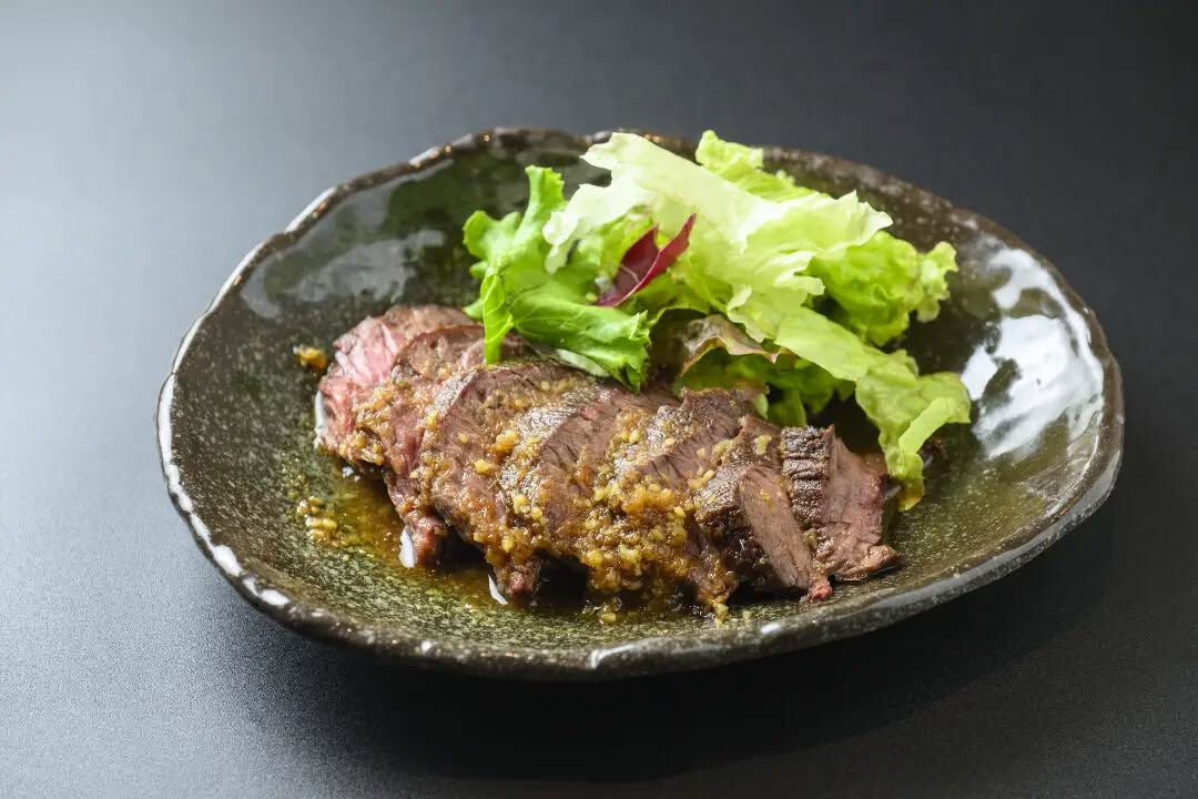 【肉の旨みをしっかり味わう✨サガリステーキ 和風わさびソース